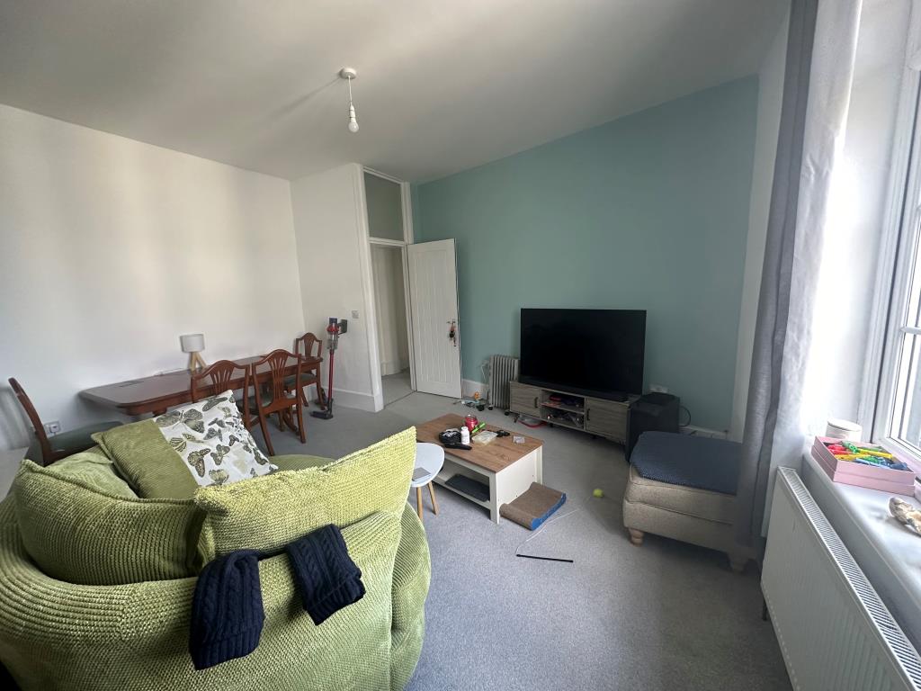 Lot: 49 - THREE-BEDROOM FLAT FOR INVESTMENT - Living room